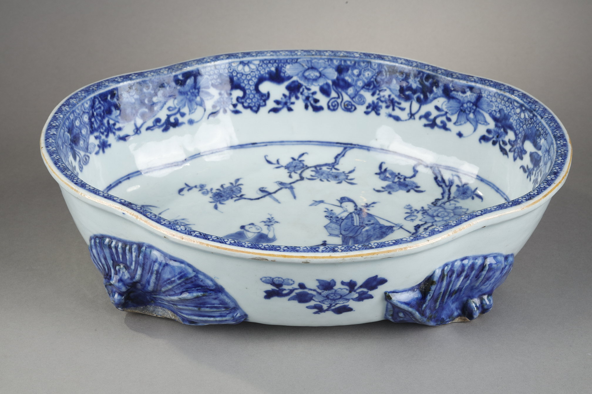 Rare cup or small basin of European shape on four legs in Blue White porcelain